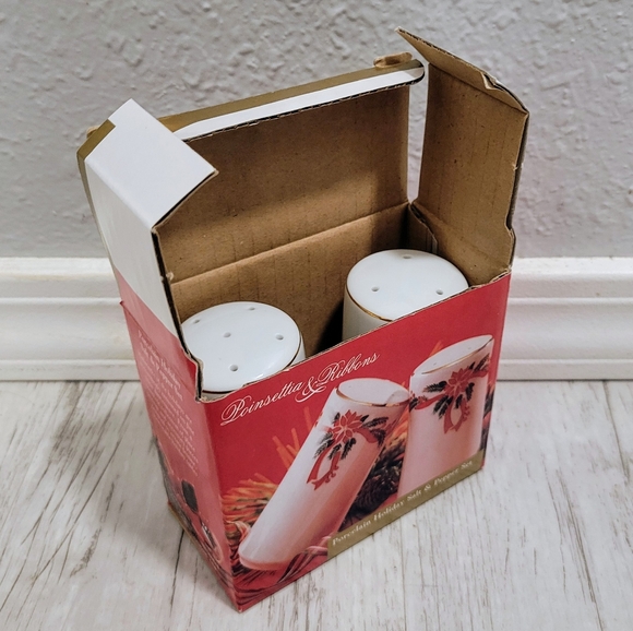 Poinsettia & Ribbons Salt & Pepper Porcelain Shaker Set 3.5" Tall VTG Christmas - Picture 12 of 16